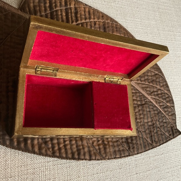 RARE Musical Florentine Jewelry Box, Handpainted, Gold, Floral, Pink Flowers - Picture 9 of 10